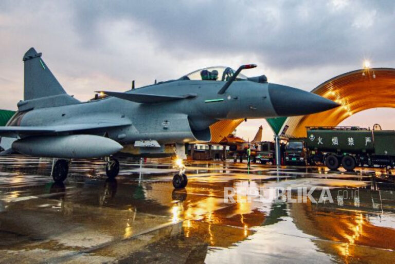 Attachment for Jet Tempur J-10CE Menarik Perhatian Pengunjung di Pameran Dirgantara Langkawi