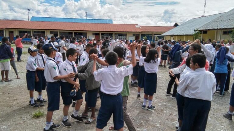 Nampak-Aktifitas-Anak-SMP-Negeri-I-Wamena
