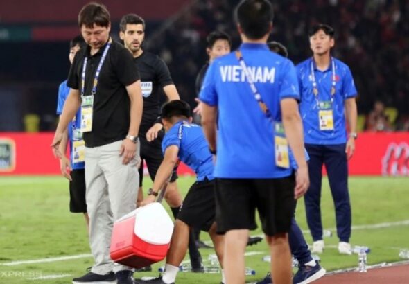 Attachment for Publik Vietnam: Aksi Tebar Botol di Pinggir Lapangan Dinilai Cerdas