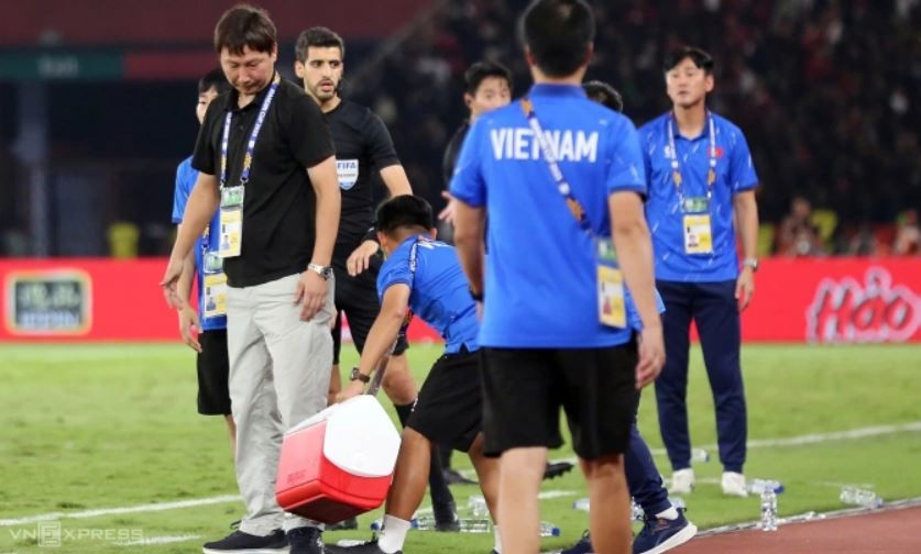 Attachment for Publik Vietnam: Aksi Tebar Botol di Pinggir Lapangan Dinilai Cerdas